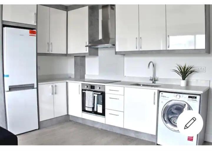 Cozy 2 Bedrooms Apartment Canvey Island ภายนอก รูปภาพ